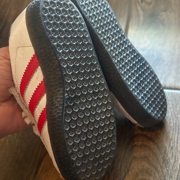 Adidas HELLO Kitty 50th Anniversary - Picture 10 of 13